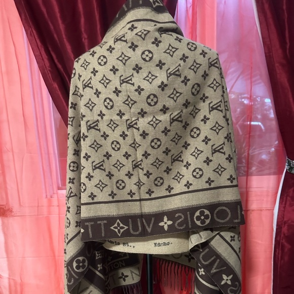 NWOT…Fashion Inspired Item (SCARFS)
80”X 25”
*Features Bold Logo Design - Picture 6 of 11